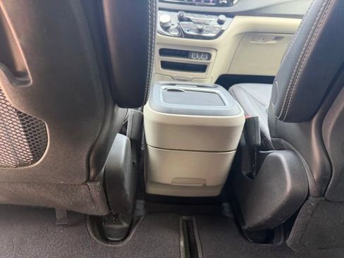 Used 2024 Chrysler Pacifica Touring-L FWD image 15