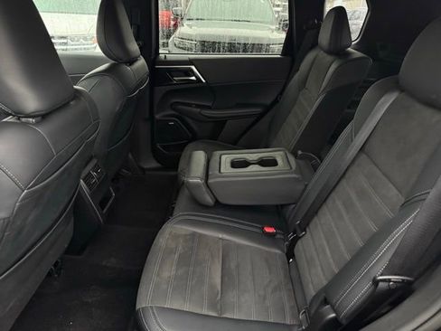 Used 2025 Mitsubishi Outlander SE image 21