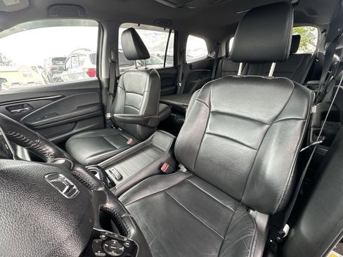 Used 2020 Honda Pilot Touring image 2