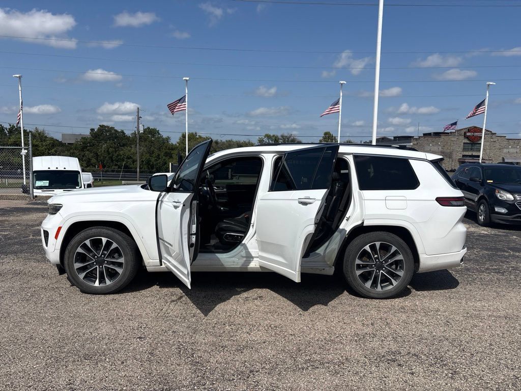 Used 2022 Jeep Grand Cherokee L Overland w/ Luxury Tech Group IV AWD/4WD image 4