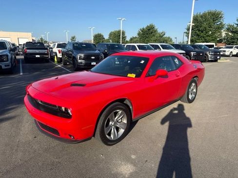 Used 2021 Dodge Challenger SXT w/ Driver Convenience Group RWD image 3