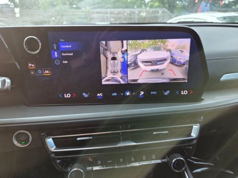 Used 2024 Chevrolet Traverse LT FWD image 7