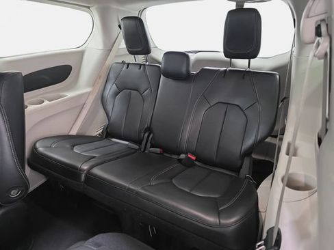 Used 2024 Chrysler Pacifica Limited FWD image 36
