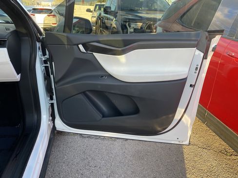 Used 2018 Tesla Model X 75D image 35
