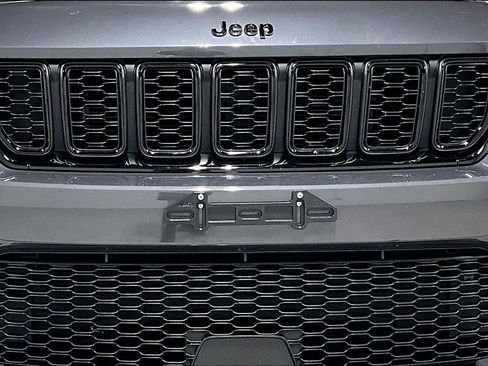 Used 2022 Jeep Grand Cherokee Altitude image 37