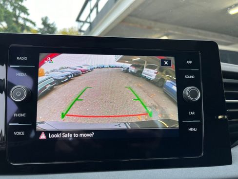 Used 2025 Volkswagen Jetta SE image 17