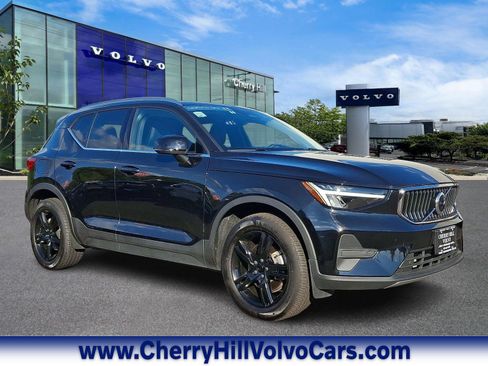 Certified 2025 Volvo XC40 B5 Core image 1