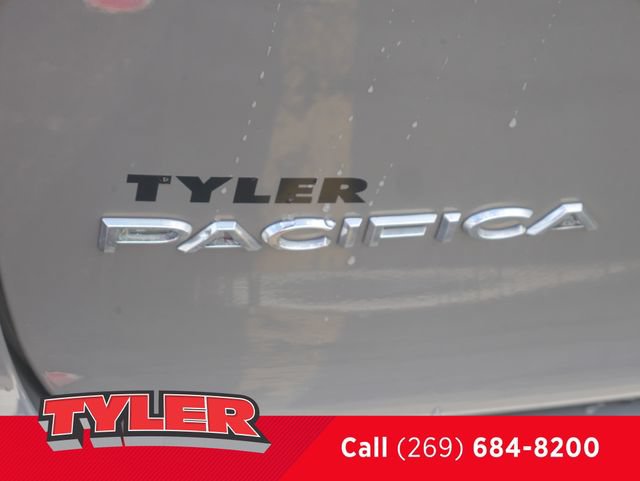 Used 2022 Chrysler Pacifica Touring-L FWD image 13