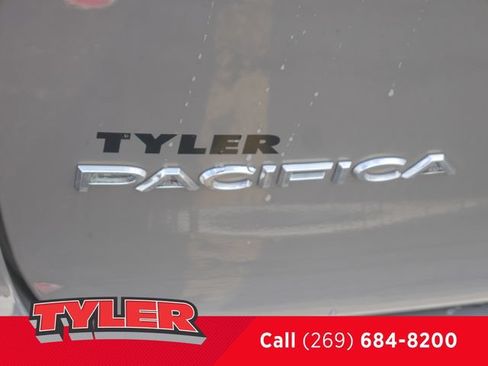 Used 2022 Chrysler Pacifica Touring-L FWD image 13