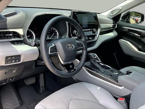 Used 2022 Toyota Highlander Limited FWD image 18