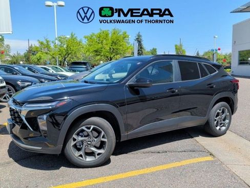 Used 2024 Chevrolet Trax LT w/ Driver Confidence Package FWD image 2