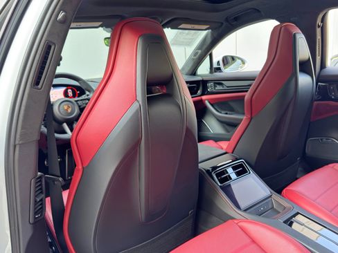 Used 2025 Porsche Panamera image 40