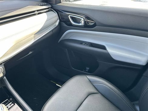 Used 2024 Jeep Compass Limited image 29