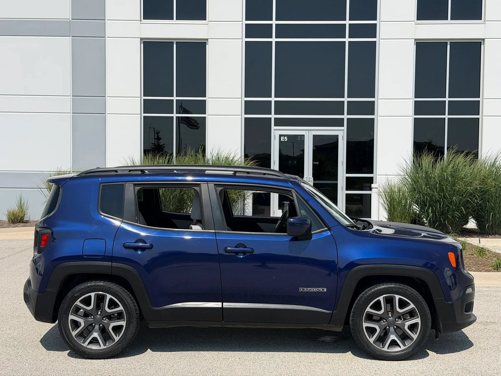 Used 2018 Jeep Renegade Latitude FWD image 4