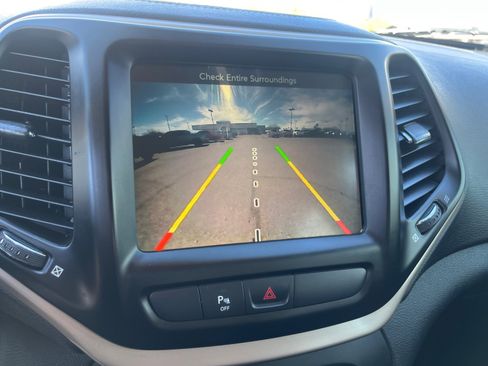 Used 2017 Jeep Cherokee Latitude w/ Comfort/Convenience Group image 28