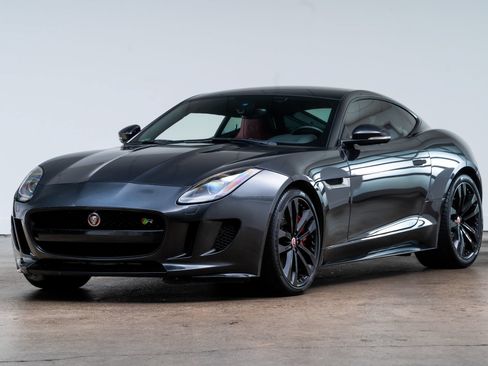 Used 2015 Jaguar F-TYPE R RWD image 3