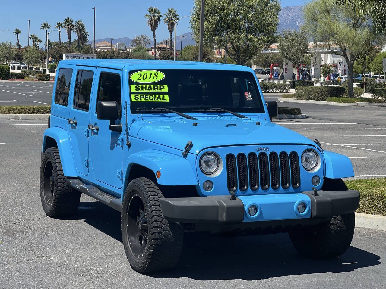 Used 2018 Jeep Wrangler Unlimited Sahara w/ Connectivity Group AWD/4WD image 8