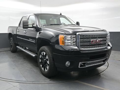 Used 2011 GMC Sierra 2500 Denali w/ Suspension Package, Off-Road AWD/4WD image 4