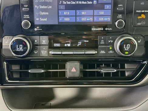 Used 2022 Toyota Highlander XLE AWD/4WD image 15