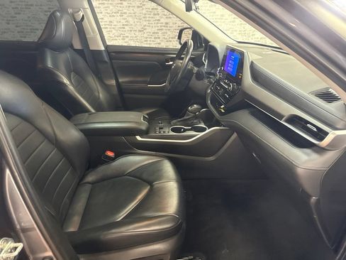 Used 2023 Toyota Highlander XLE FWD image 11