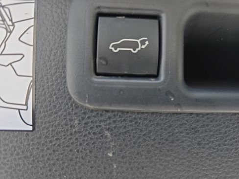 Used 2024 Toyota Highlander XLE FWD image 14