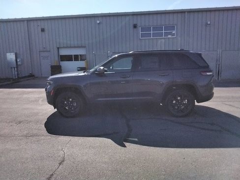 New 2025 Jeep Grand Cherokee Altitude w/ Trailer Tow Package image 12