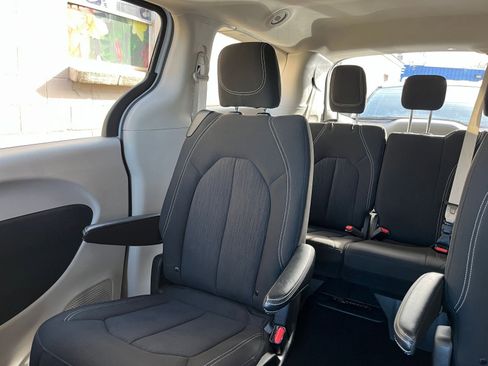 Used 2024 Chrysler Voyager LX image 39