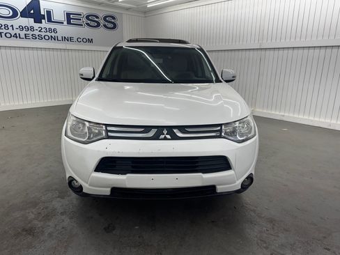 Used 2014 Mitsubishi Outlander SE image 2