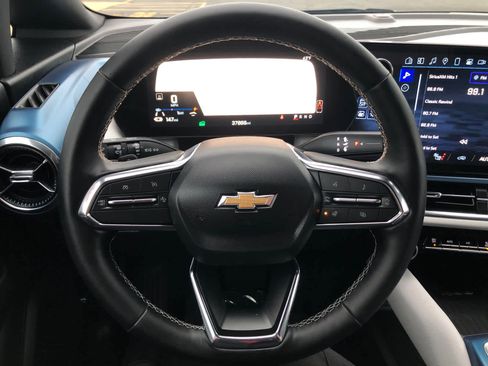 Used 2025 Chevrolet Equinox EV LT w/ Convenience Package image 7