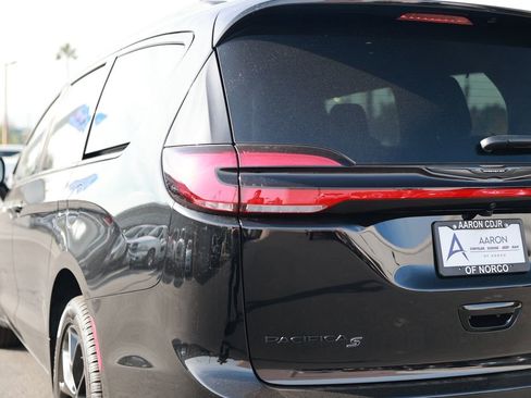 New 2026 Chrysler Pacifica Limited image 9