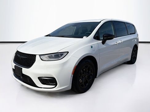 Used 2024 Chrysler Pacifica Limited image 7