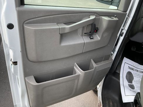 Used 2016 Chevrolet Express 2500 RWD image 9