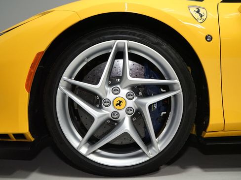 Used 2022 Ferrari F8 Tributo RWD image 33