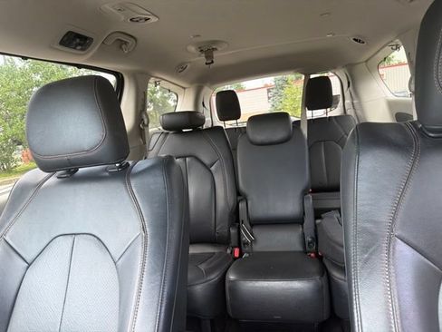 Used 2020 Chrysler Pacifica Touring-L FWD image 15