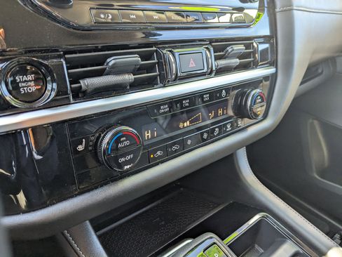 Used 2025 Nissan Pathfinder SL image 18