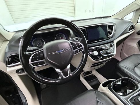 Used 2021 Chrysler Pacifica Touring-L FWD image 13