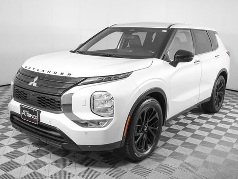 Used 2023 Mitsubishi Outlander SE AWD/4WD image 7