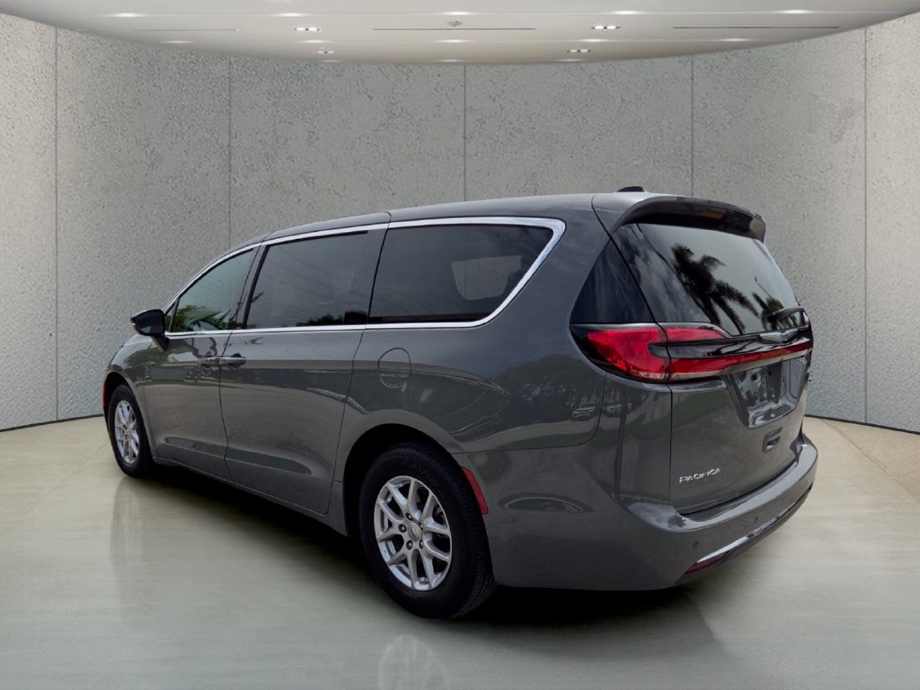 Used 2025 Chrysler Pacifica Select FWD image 8