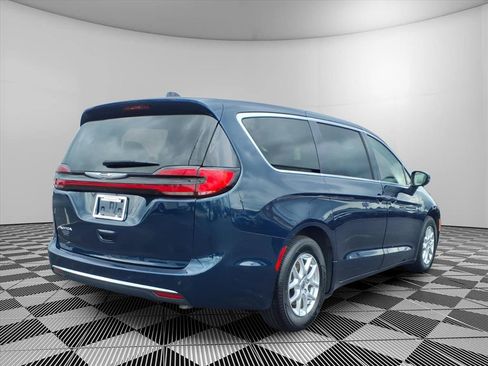 Used 2023 Chrysler Pacifica Touring-L FWD image 29