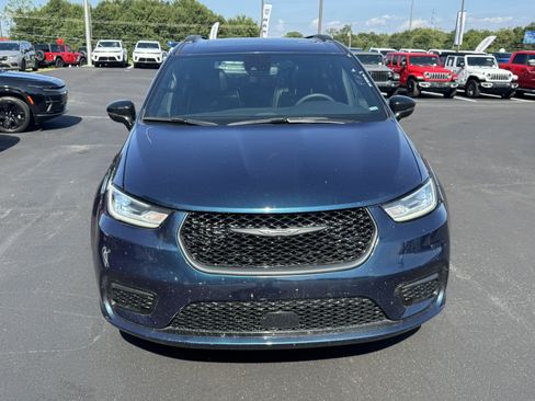 Used 2025 Chrysler Pacifica Limited FWD image 2