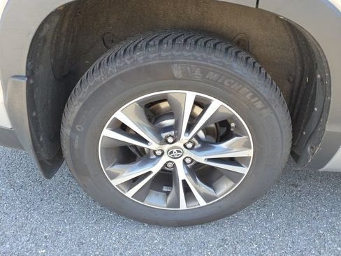 Used 2016 Toyota Highlander XLE AWD/4WD image 9