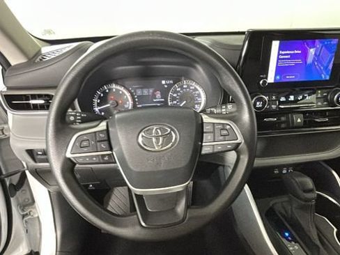 Used 2023 Toyota Highlander L FWD image 14