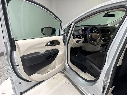 Used 2022 Chrysler Voyager LX FWD image 11
