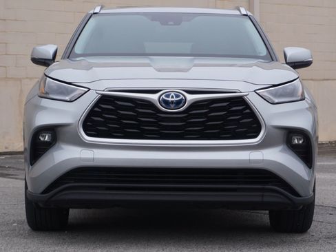 Used 2021 Toyota Highlander XLE image 2