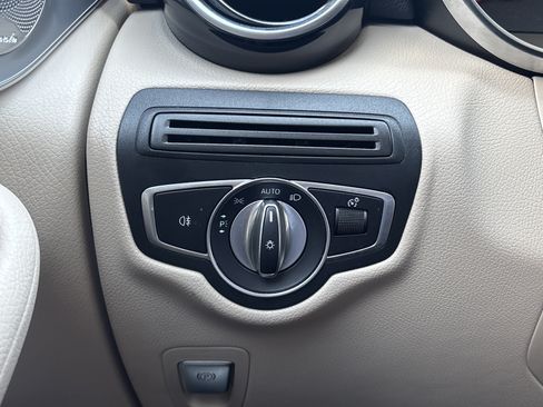 Used 2019 Mercedes-Benz GLC 300 4MATIC image 32