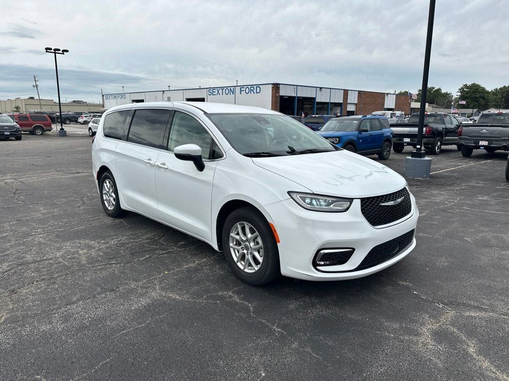 Used 2023 Chrysler Pacifica Touring-L FWD image 3