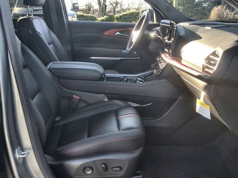 Used 2025 Chevrolet Traverse RS image 29