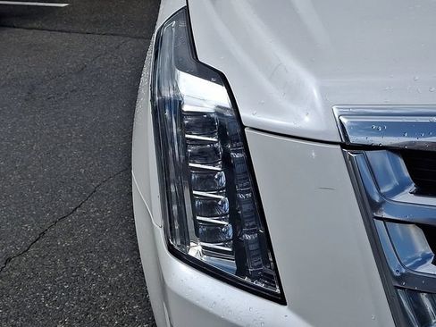 Used 2020 Cadillac Escalade Luxury AWD/4WD image 28