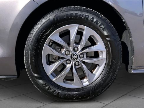 Used 2022 Toyota Sienna XLE image 11