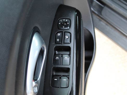 Used 2015 Kia Soul + w/ Audio Package FWD image 26